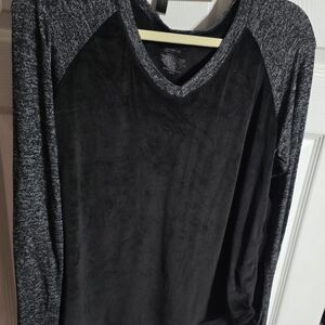 Women's Black and Gray V-Neck Top